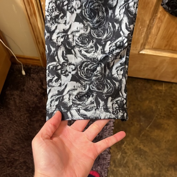 Silver and Black Rose Patterned Yoga Legging - Picture 3 of 5